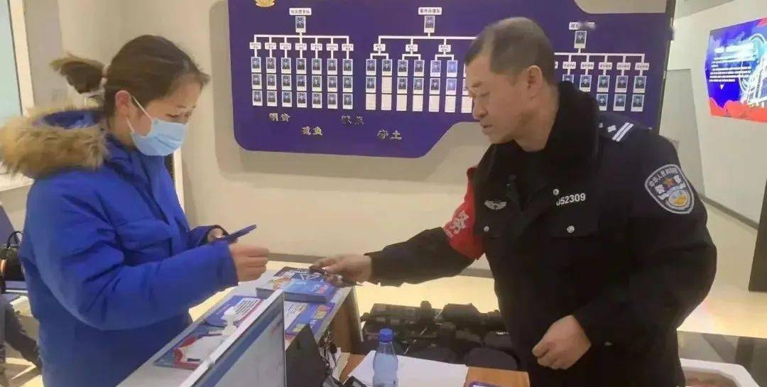女孩向警察借手机刷单 民警识破骗局