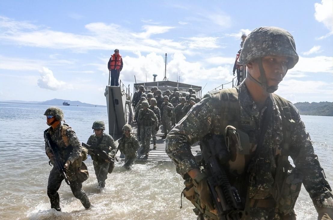 轰6K与俄图-95在日本海上空同框，双雄共舞，战略威慑新篇章