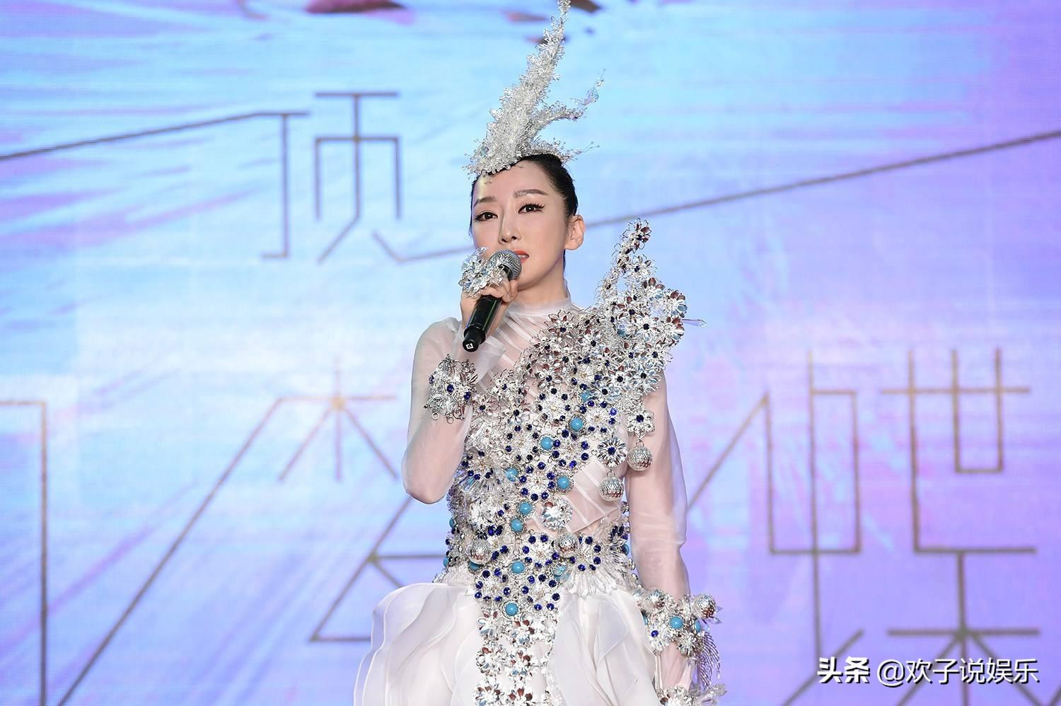 萨顶顶来歌手修音响了
