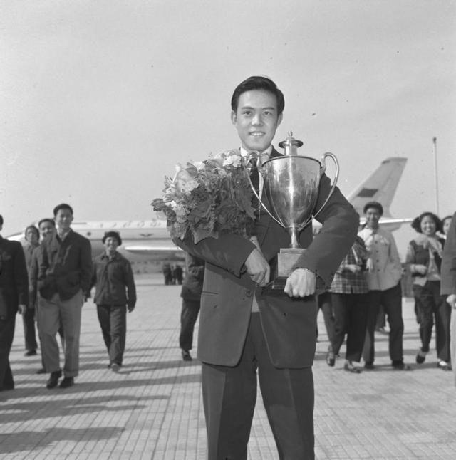 我国第一个获得乒乓球世界冠军的，容国团，一个把不可能变成可能的人