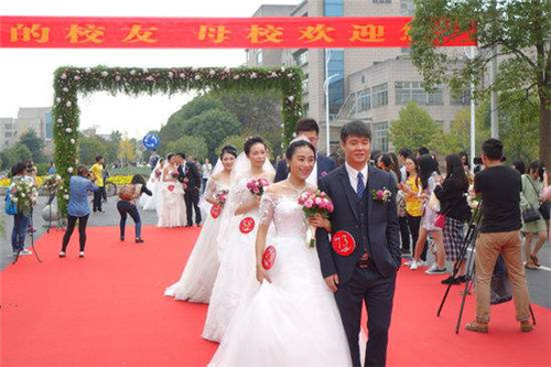高校开婚庆专业，考试是两两结婚？
