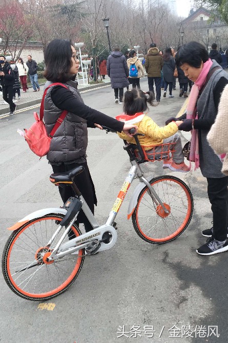 女孩摸自行车把手遭掌掴 家属发声