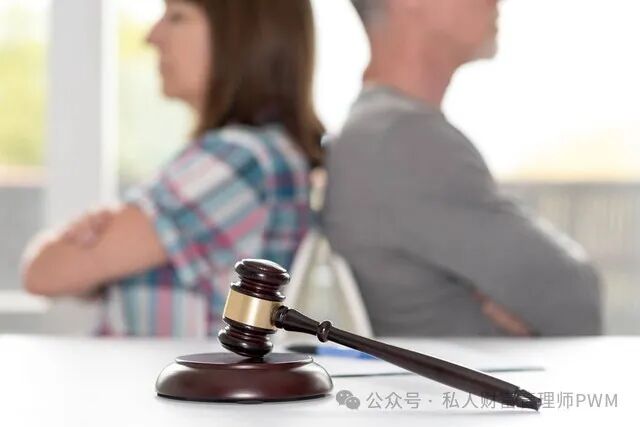 男子婚内转51万给小18岁情人，法律与道德的双重拷问