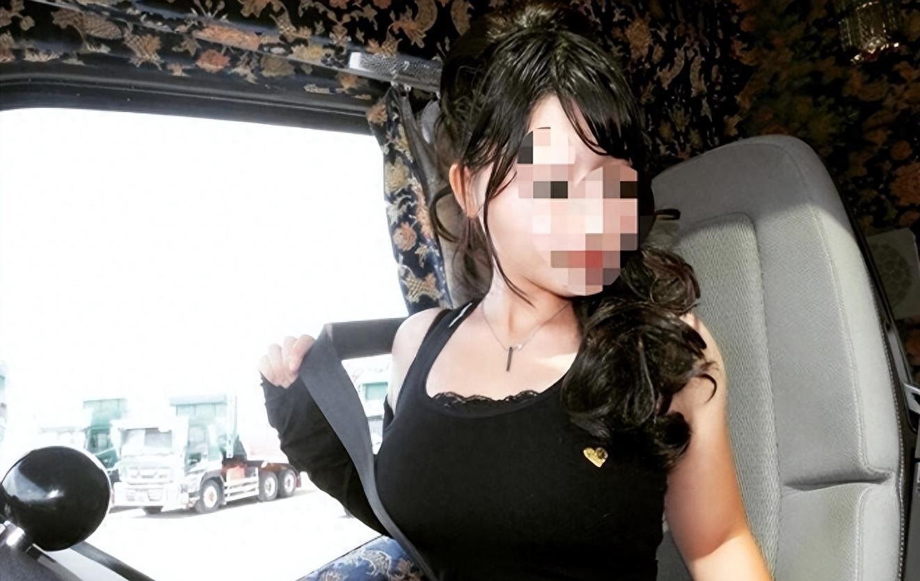 广西大爷坚持抱树一天一夜后获救