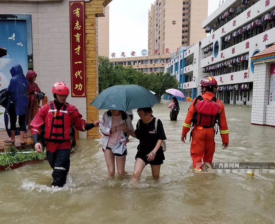 广西贵港上万名师生被困，一场突如其来的暴雨与紧急救援行动