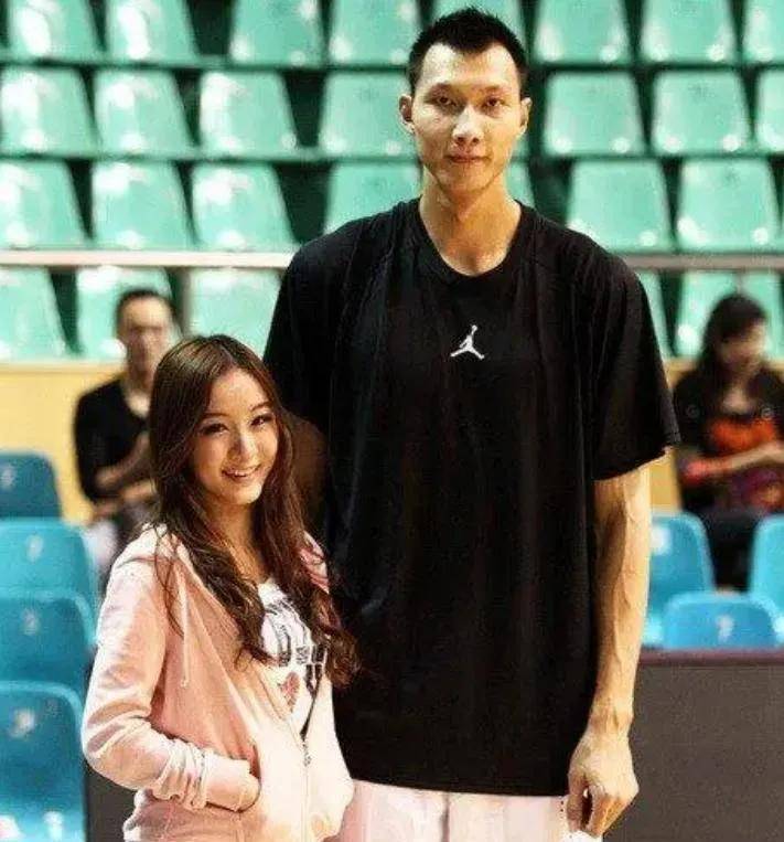 易建联多高？老婆是谁？关于这位中国篮球巨星的几个问题