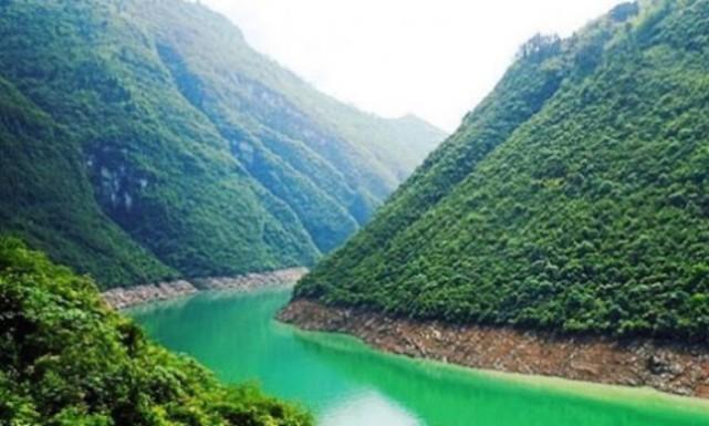 重庆山体崩塌，正研究巨石移除方案