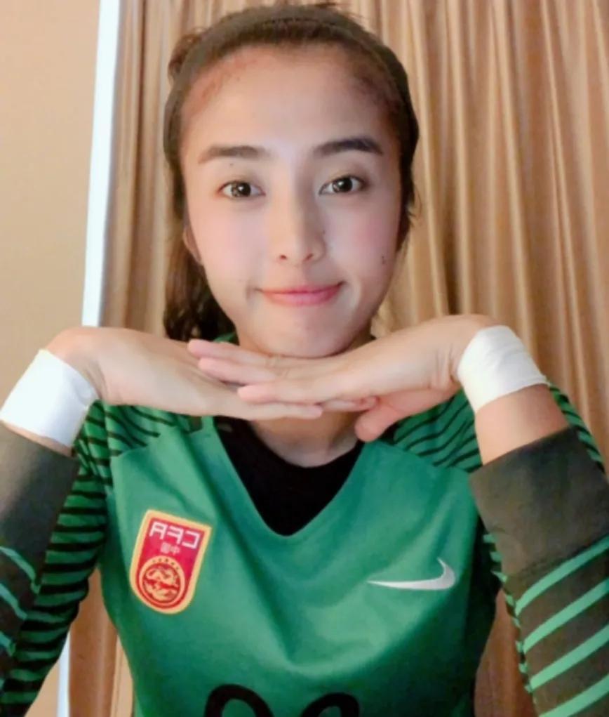 功夫女足票房破12亿，巾帼英雄，踢出奇迹