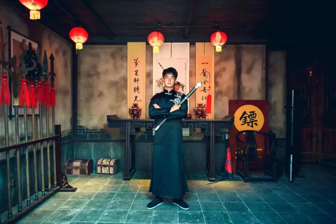 关键时刻，一位过路的男子挺身而出
