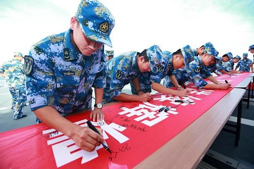军校毕业学员签下姓名奔赴边关