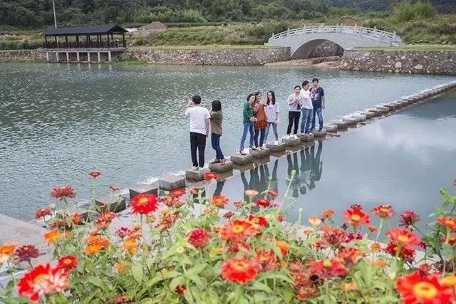 暴雨过后上海市民划皮划艇上路