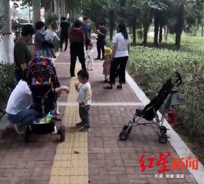 38度高温下，两岁娃叼着奶嘴赤脚走失街头，家长紧急寻人