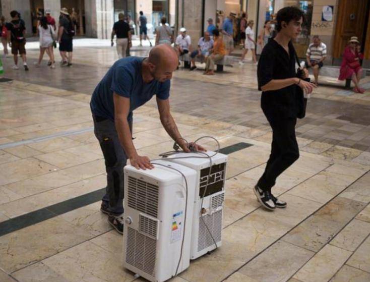 男子带两台移动空调赴巴黎，一场关于舒适与文化的跨国之旅