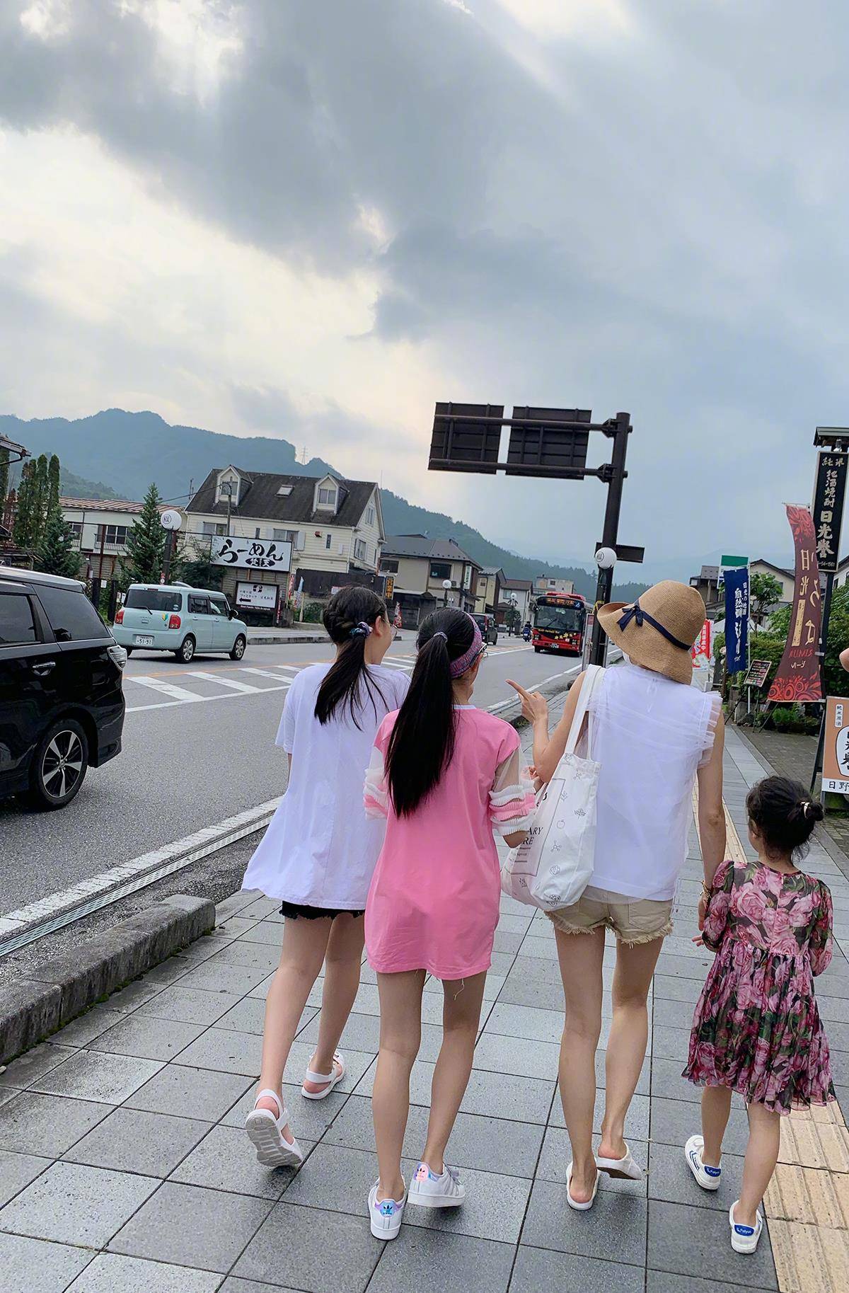 母女齐上阵，13岁女儿横渡钱塘江夺冠