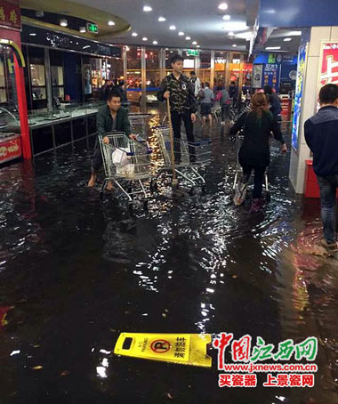 上海暴雨突袭，盒马旗下超市遭遇水淹