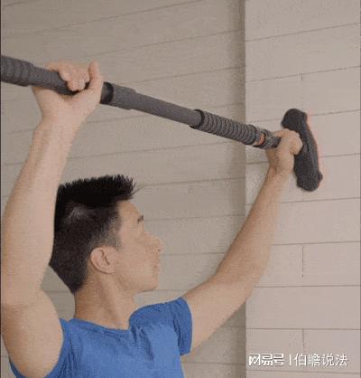 男子用免打孔单杠倒立锻炼摔成脑疝