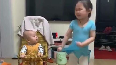 姐姐穿露肩装，弟弟奋力跳起帮整理